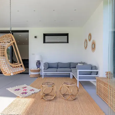 Casa Moderna Con Piscina Y Vistas Al Bosque. Villa Mungia
