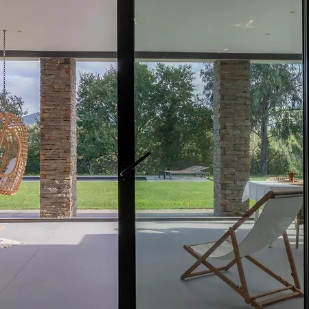Casa Moderna Con Piscina Y Vistas Al Bosque.