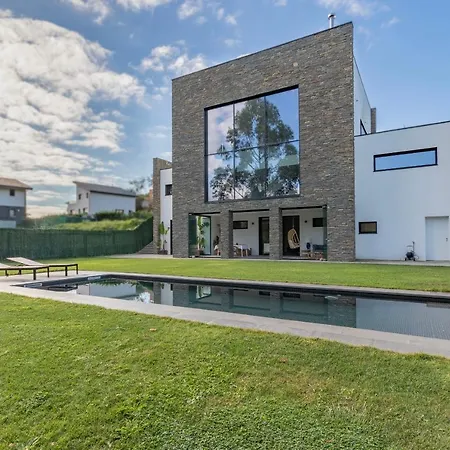 Casa Moderna Con Piscina Y Vistas Al Bosque. Mungia