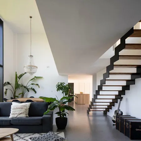 Casa Moderna Con Piscina Y Vistas Al Bosque.