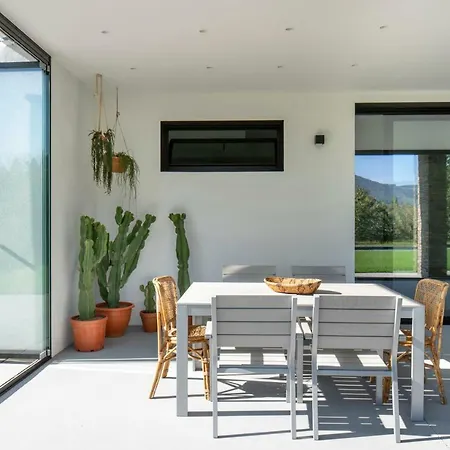 Casa Moderna Con Piscina Y Vistas Al Bosque. *