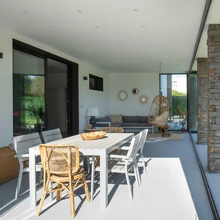 Casa Moderna Con Piscina Y Vistas Al Bosque.