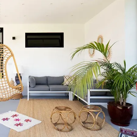 Casa Moderna Con Piscina Y Vistas Al Bosque. Villa