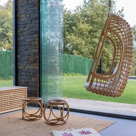 Casa Moderna Con Piscina Y Vistas Al Bosque.
