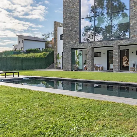 Casa Moderna Con Piscina Y Vistas Al Bosque. Vila