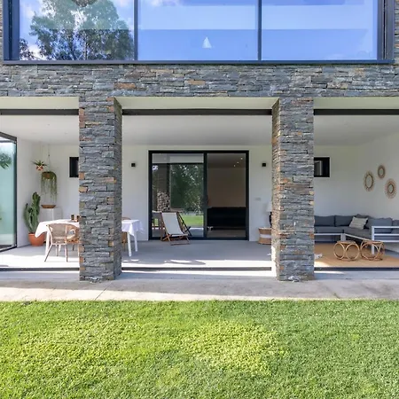 Casa Moderna Con Piscina Y Vistas Al Bosque.