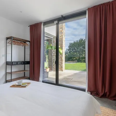 Βίλα Casa Moderna Con Piscina Y Vistas Al Bosque. *