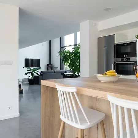 Casa Moderna Con Piscina Y Vistas Al Bosque. *