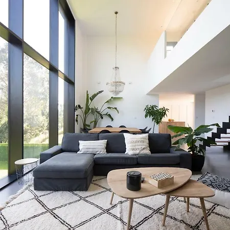 Vila Casa Moderna Con Piscina Y Vistas Al Bosque.
