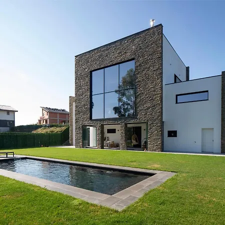 Casa Moderna Con Piscina Y Vistas Al Bosque. *